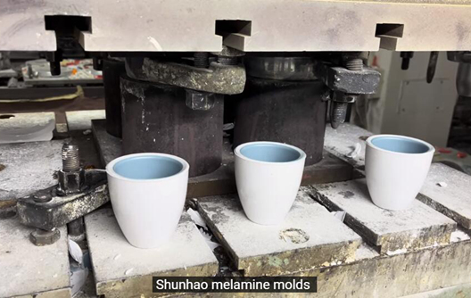 โรงงาน Shunhao การผลิตเครื่องใช้บนโต๊ะอาหารเมลามีน 2 สี
    
